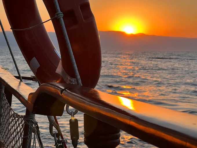 Çeşme Saint Mary yelkenli gulet teknesinde gün batımı manzarası ve konforlu bir gün.