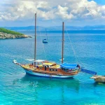 Çeşme Saint Mary yelkenli gulet tekne turu ile sessiz koylar ve turkuaz deniz.