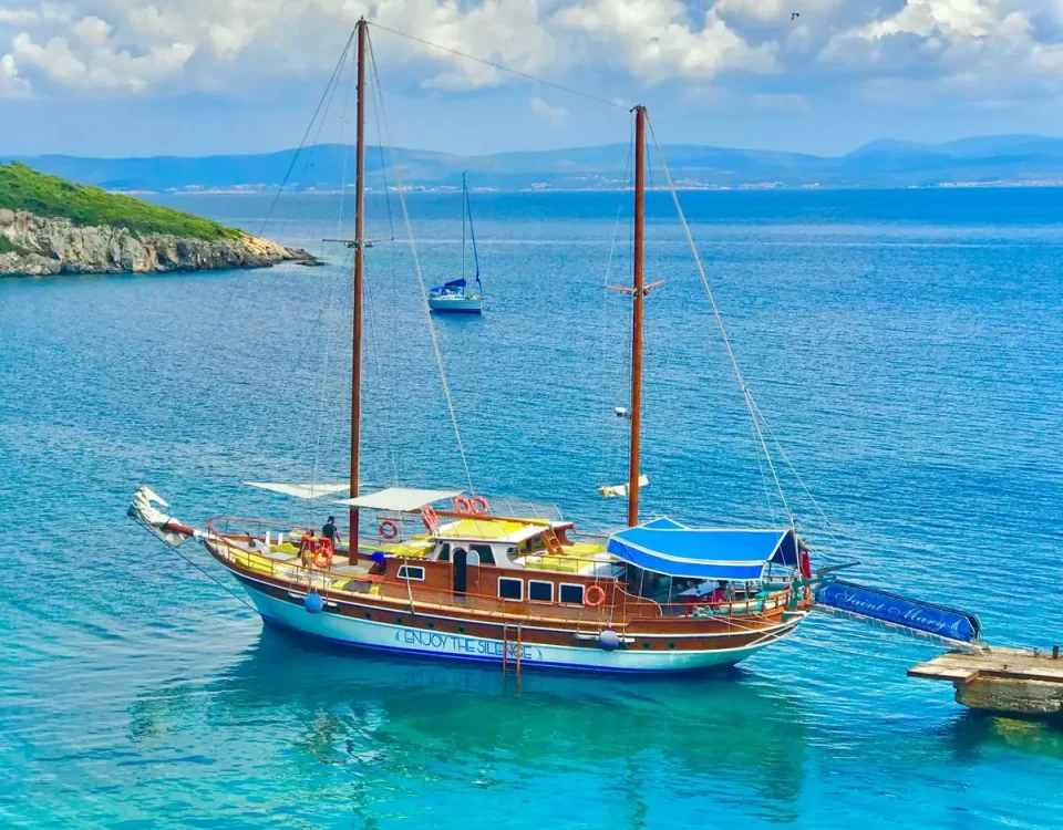 Çeşme Saint Mary yelkenli gulet tekne turu ile sessiz koylar ve turkuaz deniz.